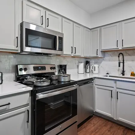Apartamento 2B1B Stylish Retreat With Free Parking